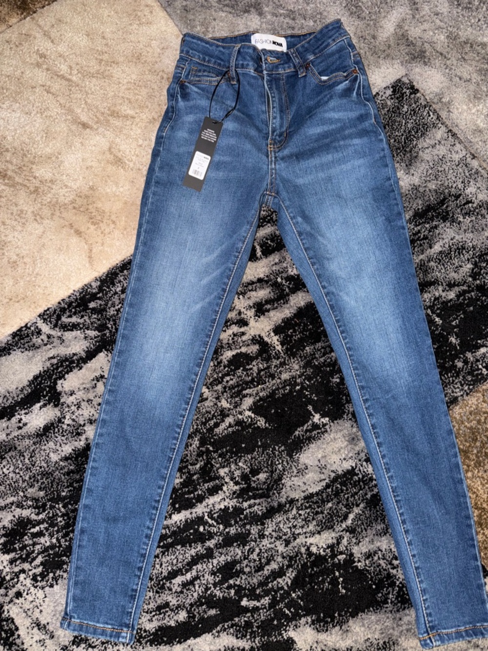 Fashion Nova Women's Skinny Jeans in Medium Blue Wash